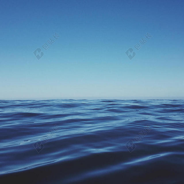 蓝色的天空和海洋背景图片