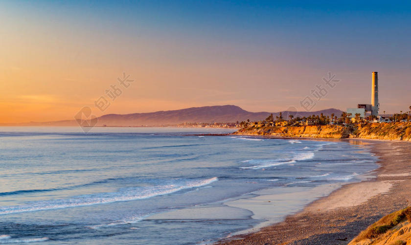 自然那美丽夕阳光辉下的海滩和建筑旅游景点大海背景图片