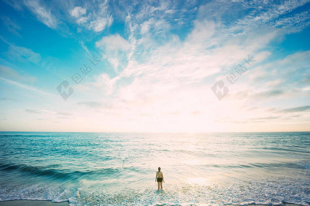 蓝白自然秀美蓝天白云下的海面大海自然景点旅游背景图片