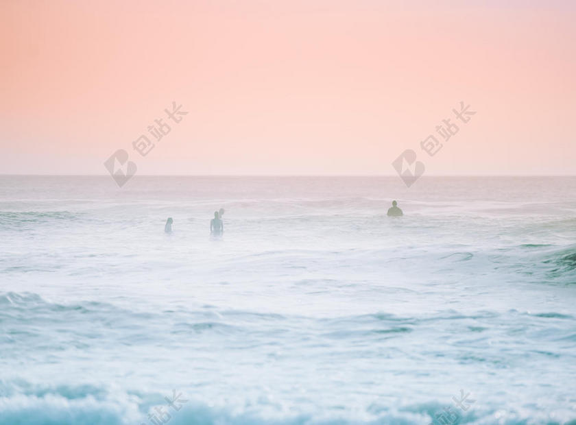 红蓝自然秀美余晖下的海面大海光影自然旅游背景图片