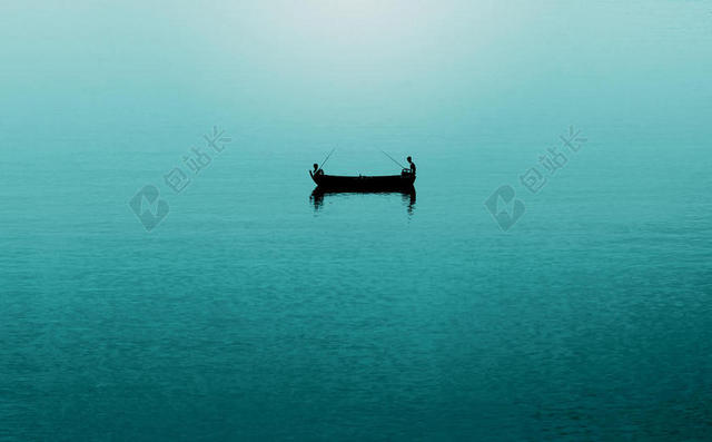 海面上的小船背景图片