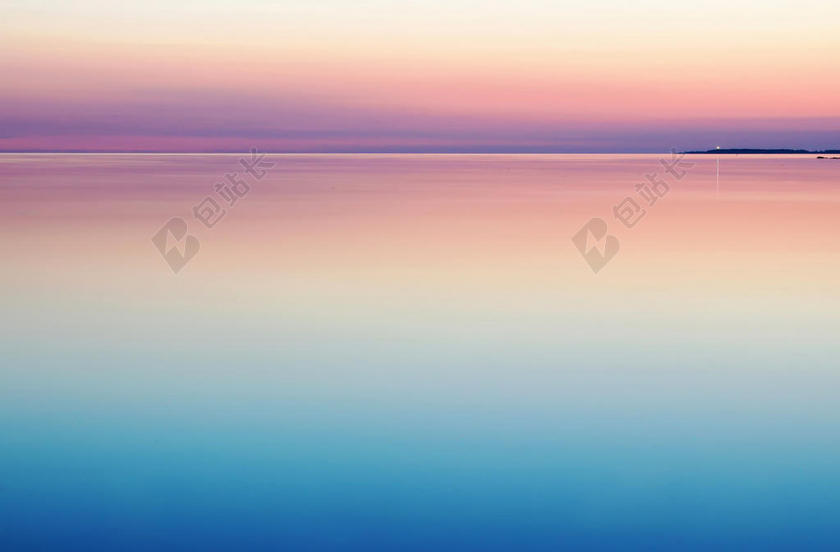 美丽的彩色云彩和宁静和水面背景图片