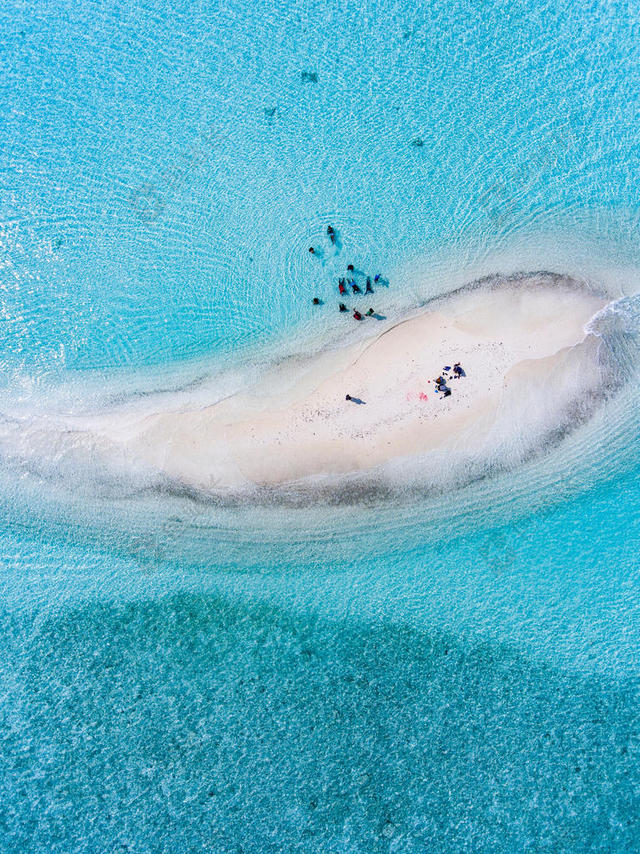 蓝白自然清澈海面上的人和沙滩旅游景点大海自然背景图片