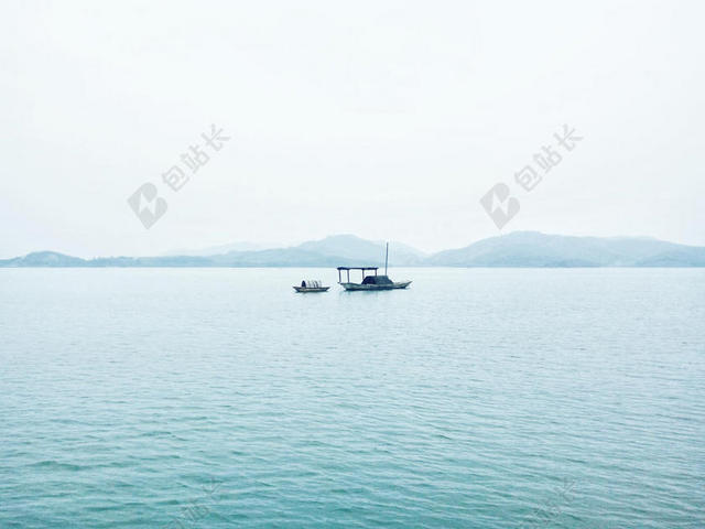 海面的小渔船背景图片