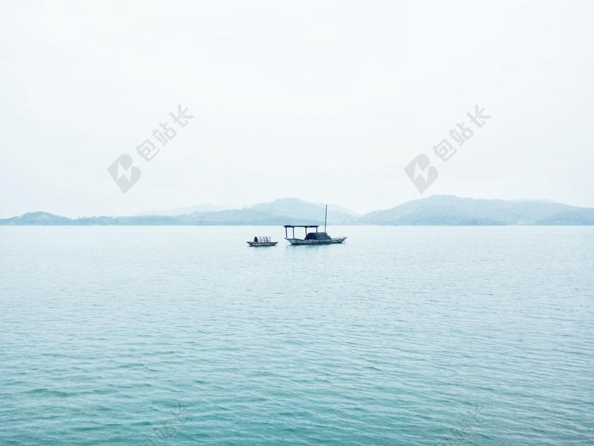 海面的小渔船背景图片