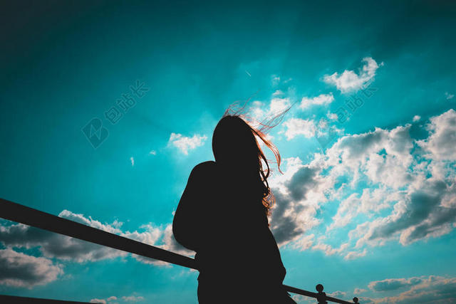 蓝黑人物炫彩蓝天下的栏杆女孩人物户外摄影天空背景图片