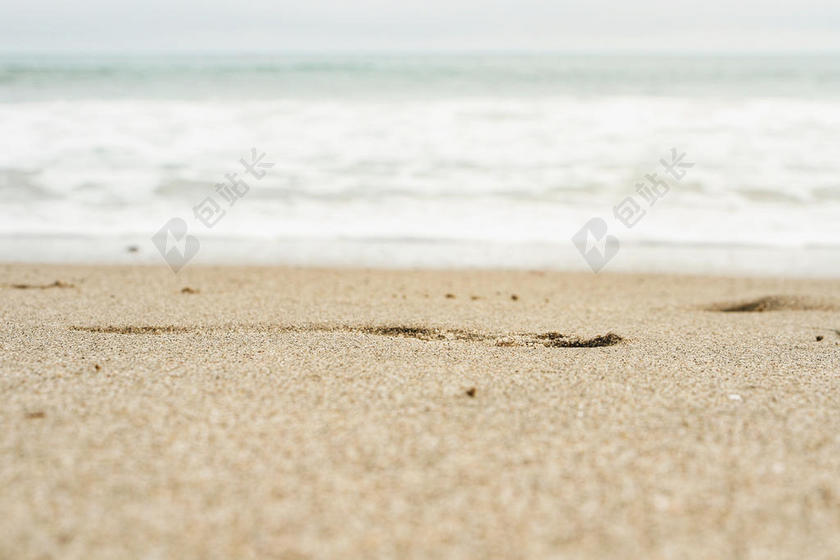 广告唯美沙地上的沙坑背景图片