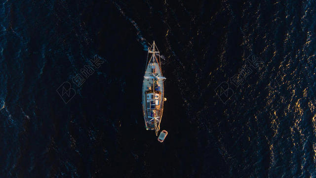 海面上传统的帆船背景图片