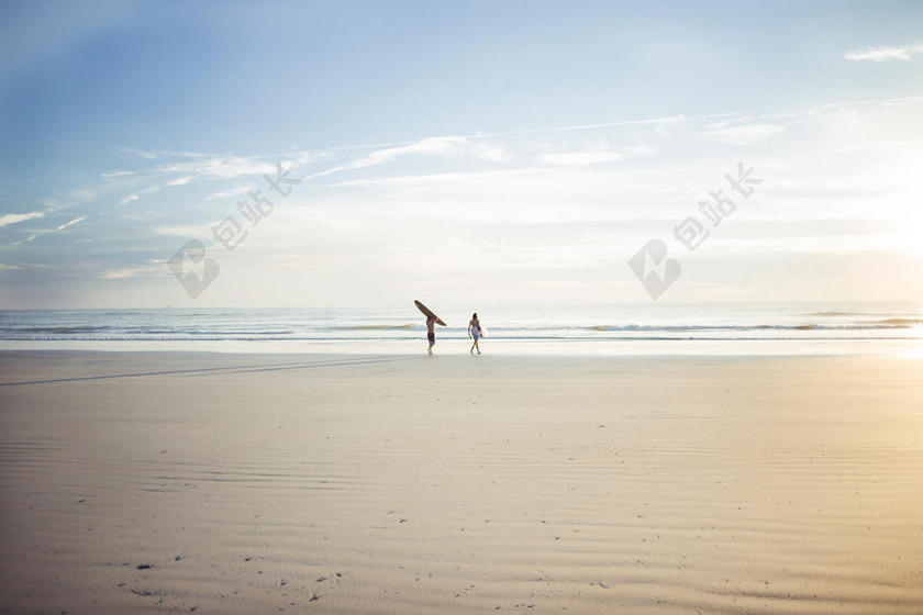 黄蓝自然大海蓝天下沙滩上行走的人自然大海运动背景图片