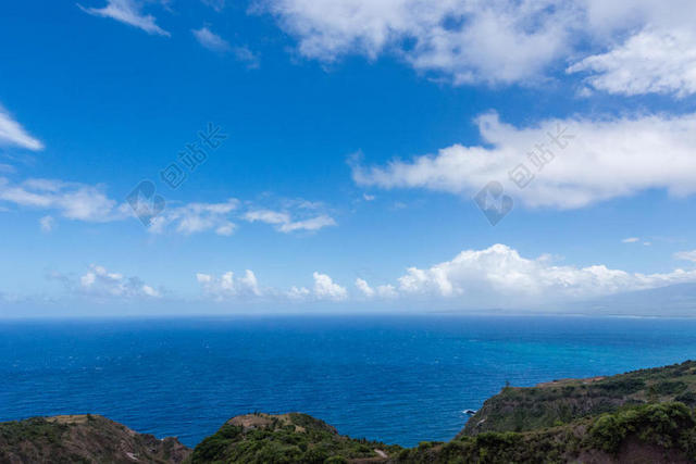 蓝绿自然壮美蓝天下的海面和群山山水自然旅游背景图片