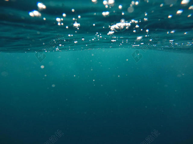 蓝色的海水和气泡背景图片