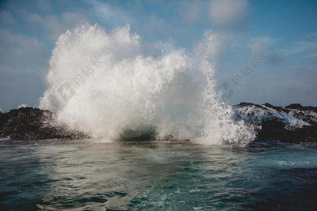 蓝白大海汹涌蓝天下的岩石海浪大海自然背景图片