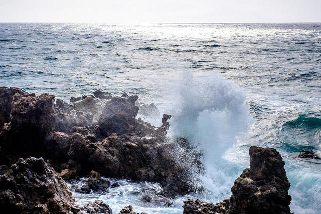 黑白大海汹涌海面上的海浪和岩石大海自然背景图片
