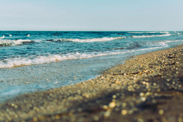 蓝色的海水和沙滩背景图片