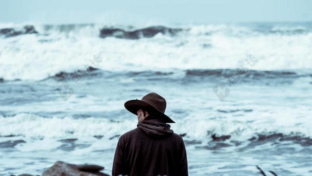 白色的海浪和男人的背影背景图片
