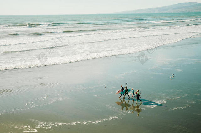 海滩沙滩上的一家背景图片