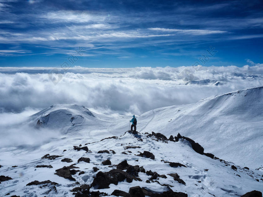 旅游自然户外登上雪山背景图片