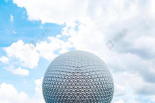 白色的云朵和球形的建筑背景图片