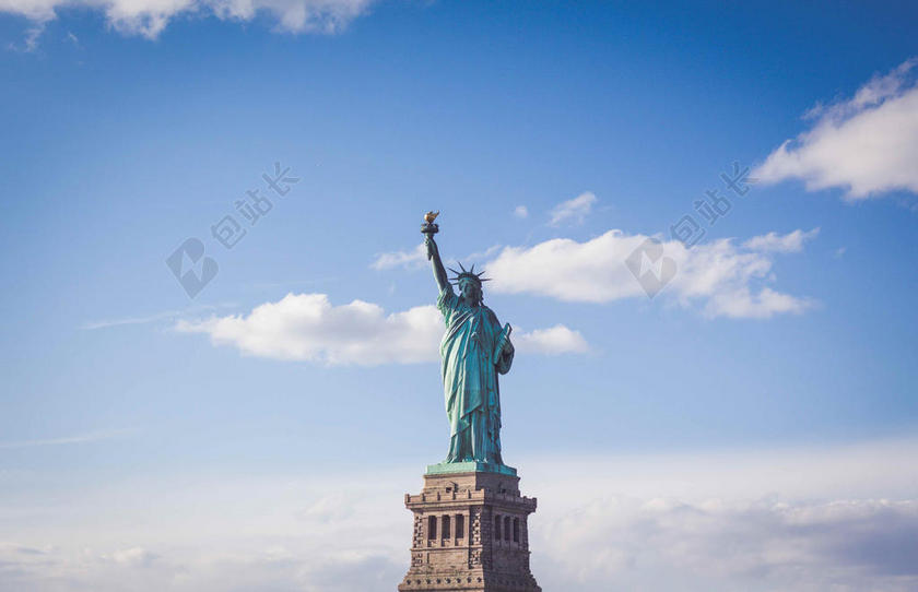蓝色雕塑经典蓝天下的自由女神像雕塑设计景点背景图片