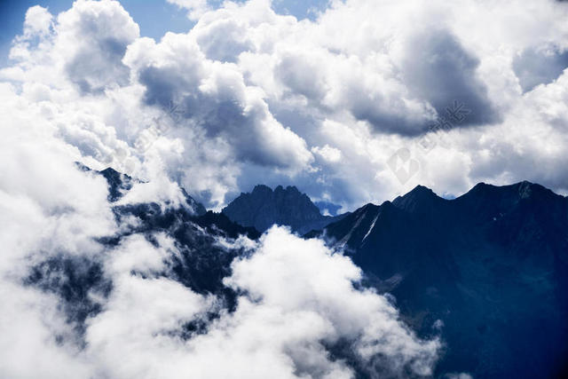 黑色的高山和白色的云层背景图片