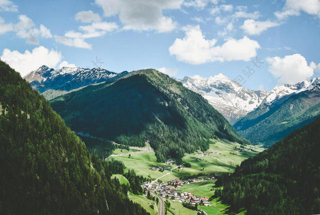 绿色高山间的小镇背景图片