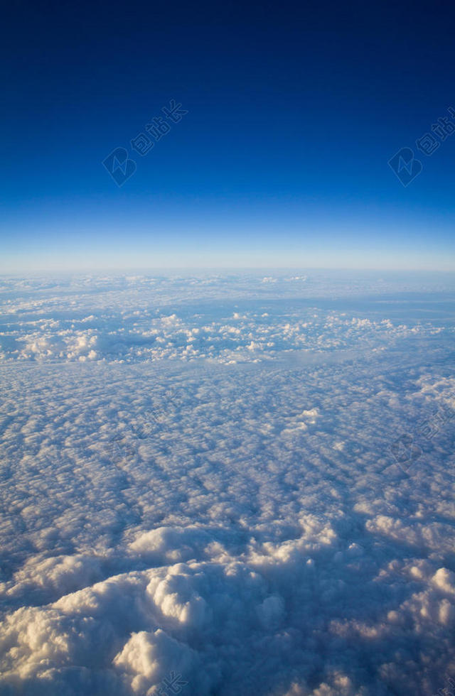 蓝白层次柔软蓝天下的云海景观天空云背景图片