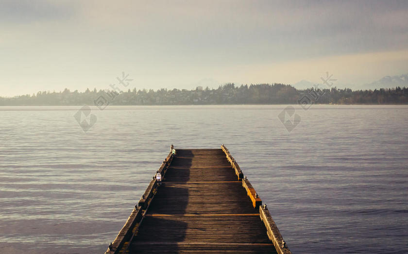 灰黄自然雾气下树林水面走道旅游景点山水背景图片