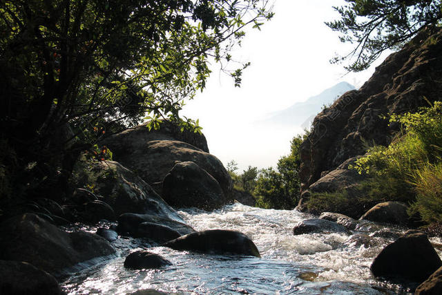 自然秀美山野间的石块和流水山水自然旅游背景图片