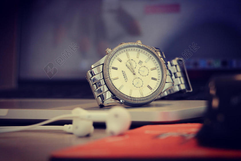 摄影时尚耳机手表和手机背景图片