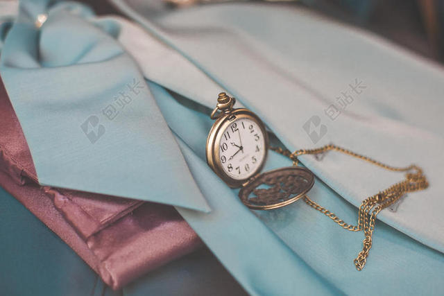 蓝色衣服上金色的怀表背景图片