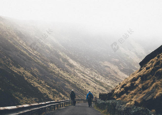 山间公路上的游客背景图片