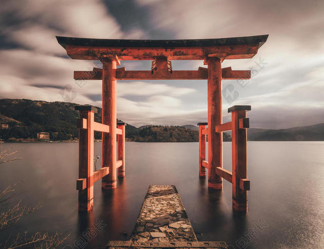 码头边红色的日本木门背景图片
