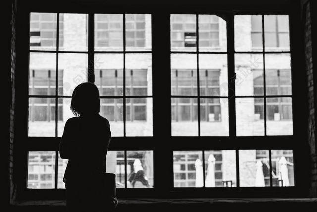 窗户边的女人背影背景图片