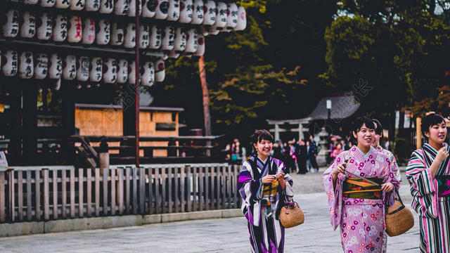 日本神庙里的女人背景图片