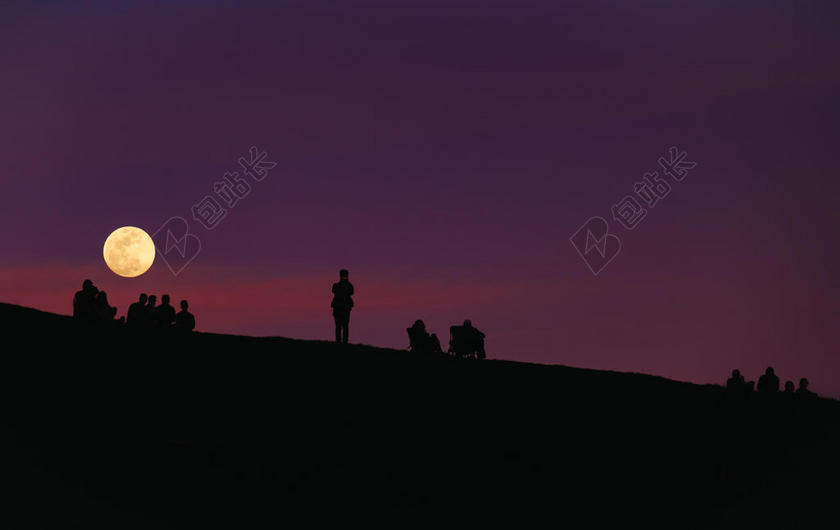 金色的月亮和游客背景图片