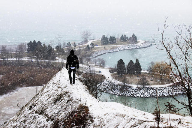 自然美丽云雾下的雪景旅游雪景冬季背景图片