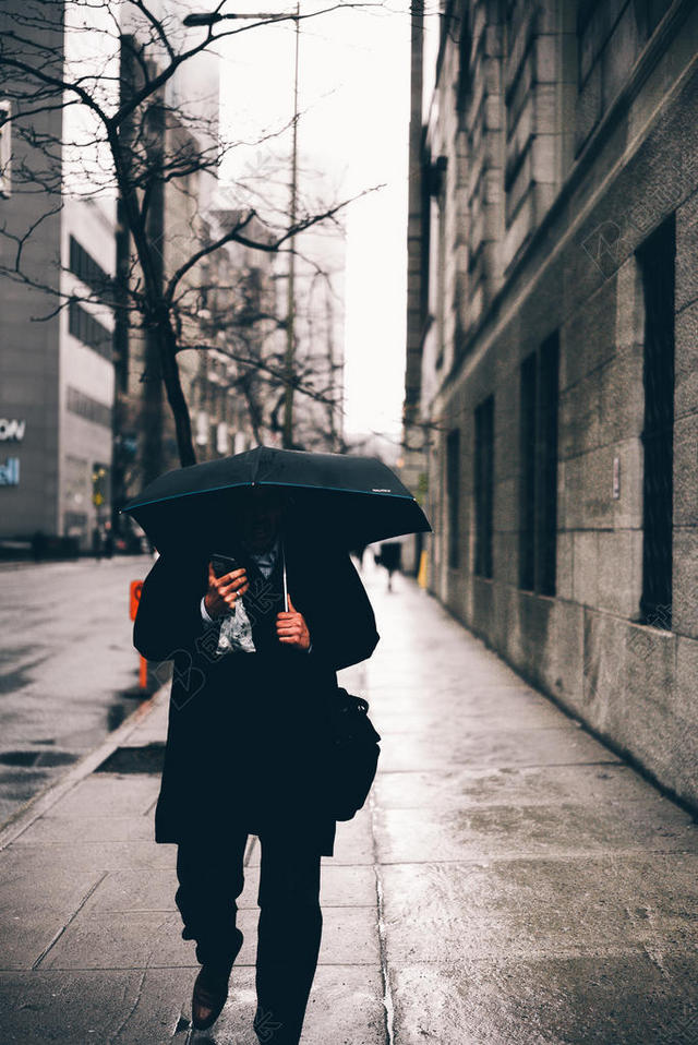 雨天街头黑衣男人背景图片