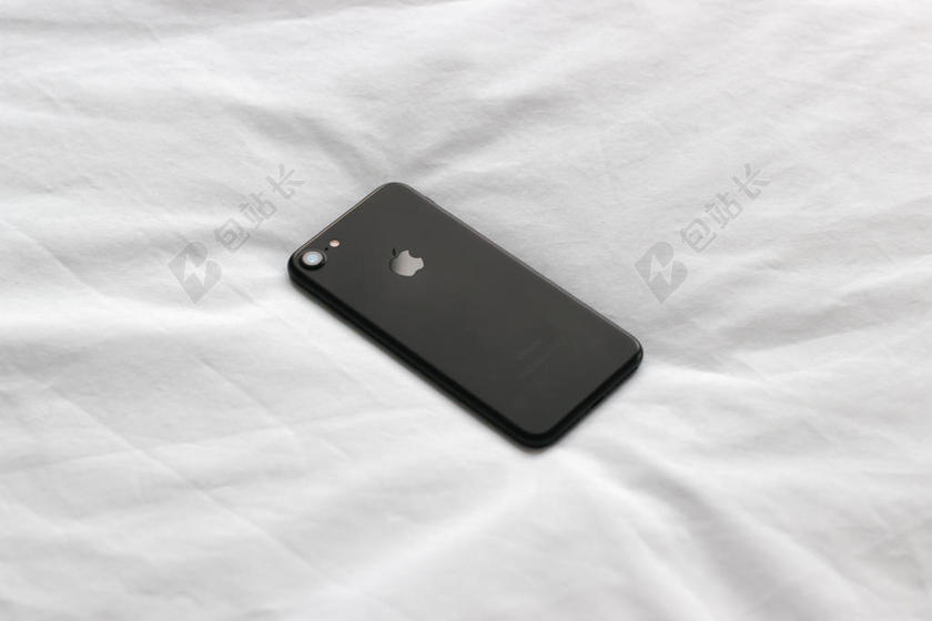 黑白电子鲜明科技白布上的苹果手机电子产品展示宣传办公学习娱乐背景图片