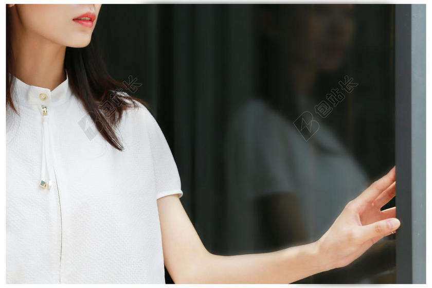 窗边的白衣女孩背景图片