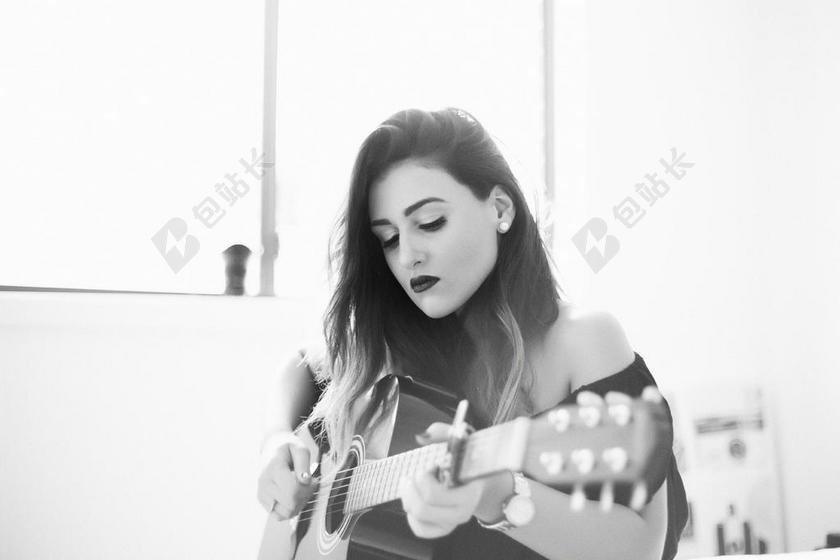 弹吉他的女人背景图片
