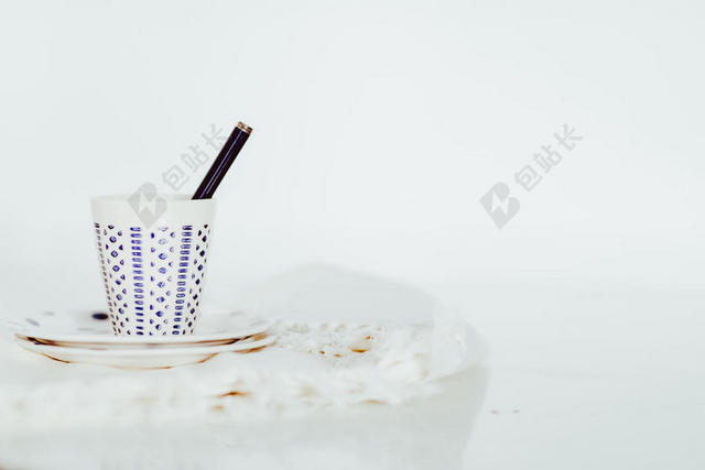 桌子上的碟子和杯子和筷子背景图片