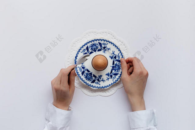 蓝白餐饮清新准备吃碗里的鸡蛋就餐食物背景图片