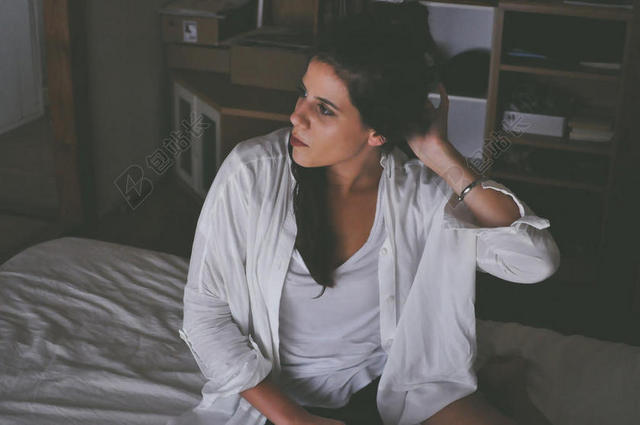 床上的白衣女人背景图片