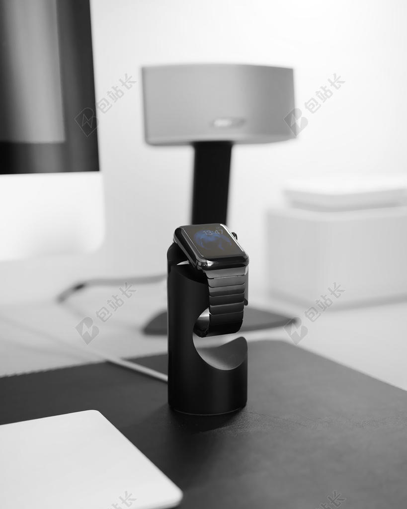 桌子上黑色的手表背景图片