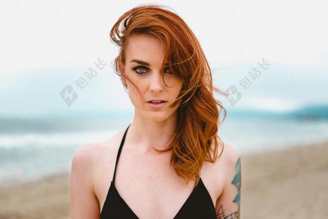 有吸引力的 海滩 美丽的 比基尼 特写 女孩 头发 闲暇 模型 海洋 在户外 人 肖像 漂亮的 放松 沙 海 性感 夏天 纹身 旅行 假期 水 风 女人 年轻的