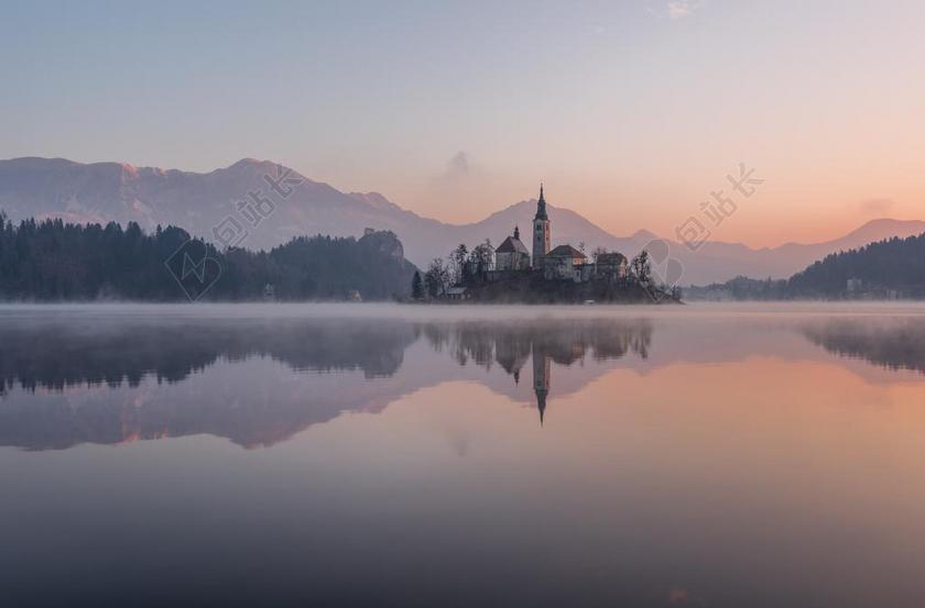 建筑学 美丽的 建筑 教堂 寒冷的 黎明 日光 黄昏 欧洲 傍晚 雾 雾 森林 朦胧 小山 田园 岛 湖 地标 景观 镜像 薄雾 山 自然 户外的 在户外 平静的 反射 反思 河 浪漫的 风景 日落 旅游