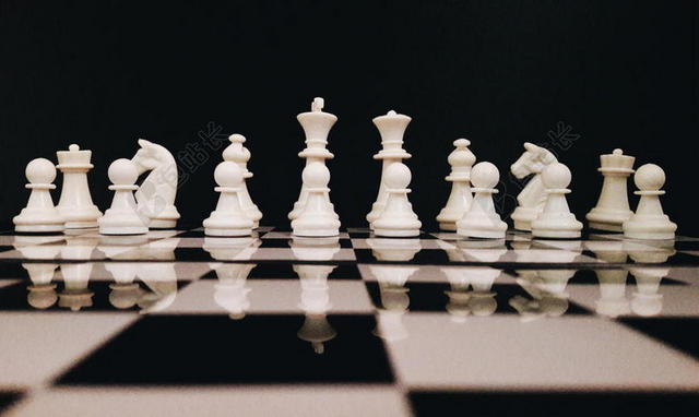 棋盘上的白色棋子背景图片