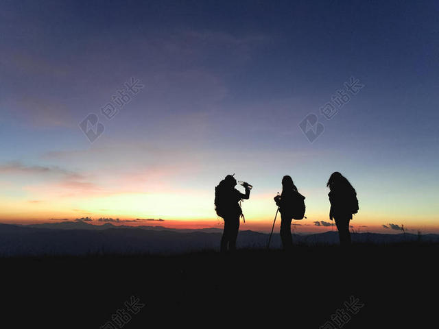 活动 冒险 背光 背包 登山者 乡村 黑暗的 黎明 饮酒 黄昏 傍晚 极端 自由 乐趣 组 幸福的 高的 徒步旅行 徒步旅行者 徒步旅行 小山 地平线 旅行 景观 闲暇 光 男人 山 自然 在户外 全景 峰 人 娱乐 SCE
