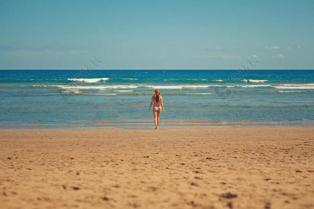 海滩 比基尼 蓝色 地平线 田园 岛 闲暇 海洋 在户外 人 娱乐 放松 沙 海 海景 海滨 性感 夏天 太阳 冲浪 旅行 热带的 绿松石 假期 水 波浪