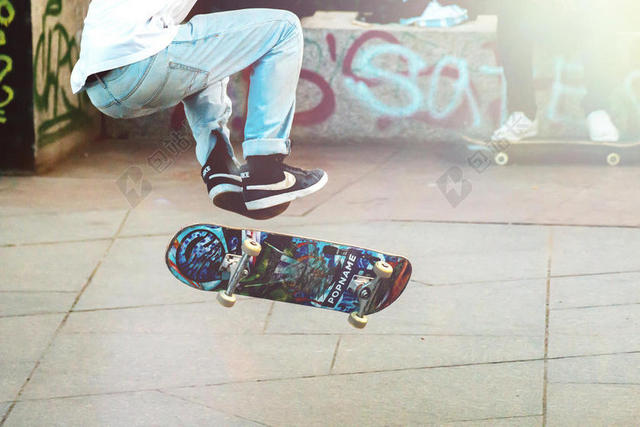 行动 成人 板 男孩 城市 甲板 乐趣 涂鸦 家伙 跳 男人 运动 在户外 路面 人 路 鞋 滑冰 滑板 滑板运动 滑冰者 运动鞋 运动 街道 城市的 穿 车轮